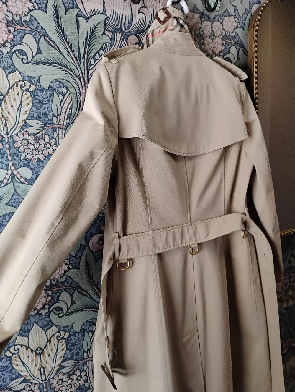 Burberry Beige Double-Breasted Trench Coat, Mid length, Chelsea Size US 6 - Picture 6 of 16